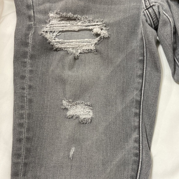 Women’s American Eagle Outfitters Distressed Grey Jegging Jeans. Size 4 short. - Picture 8 of 16